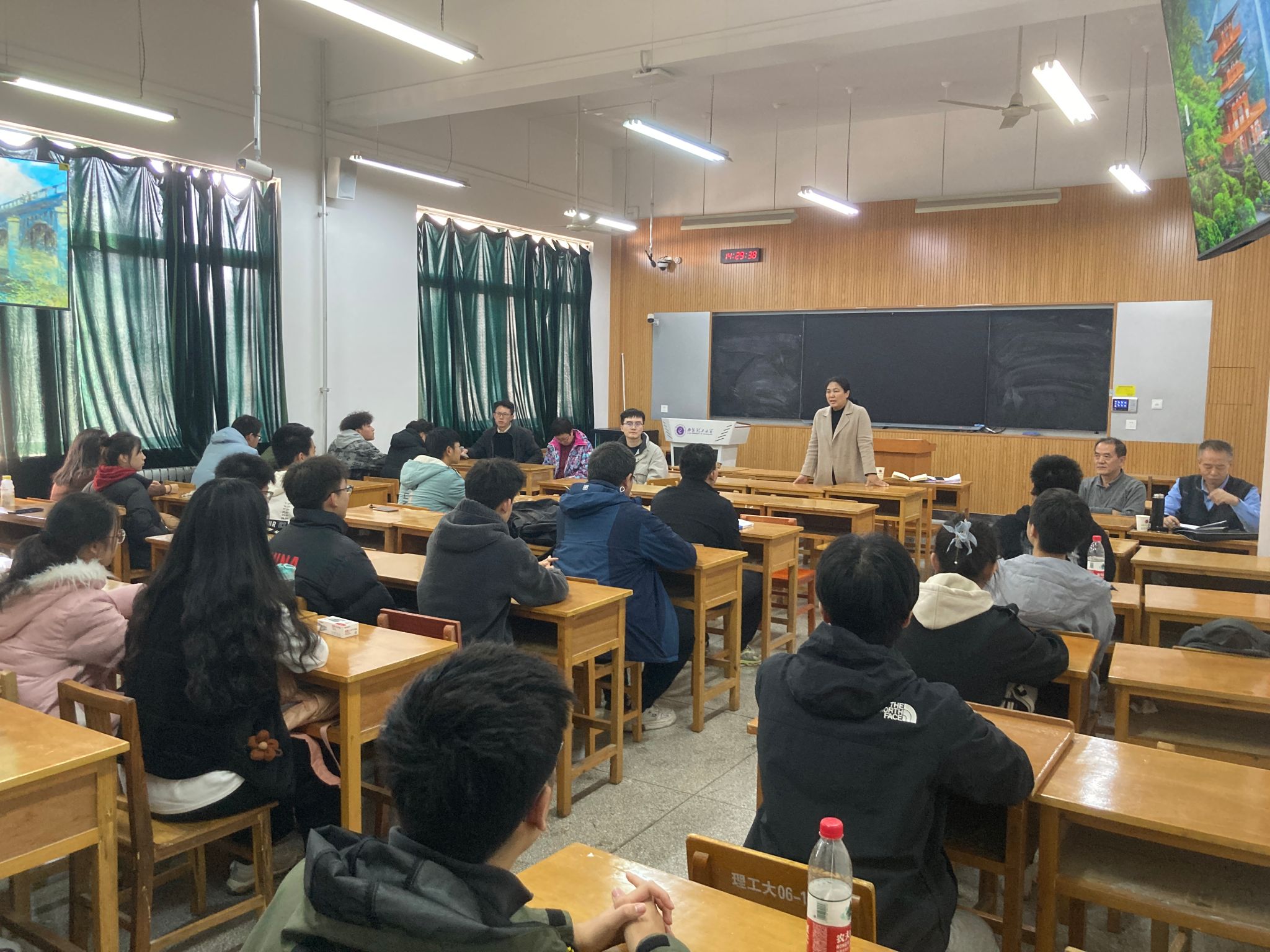 122cc太阳成集团召开大一、大二员工座谈会